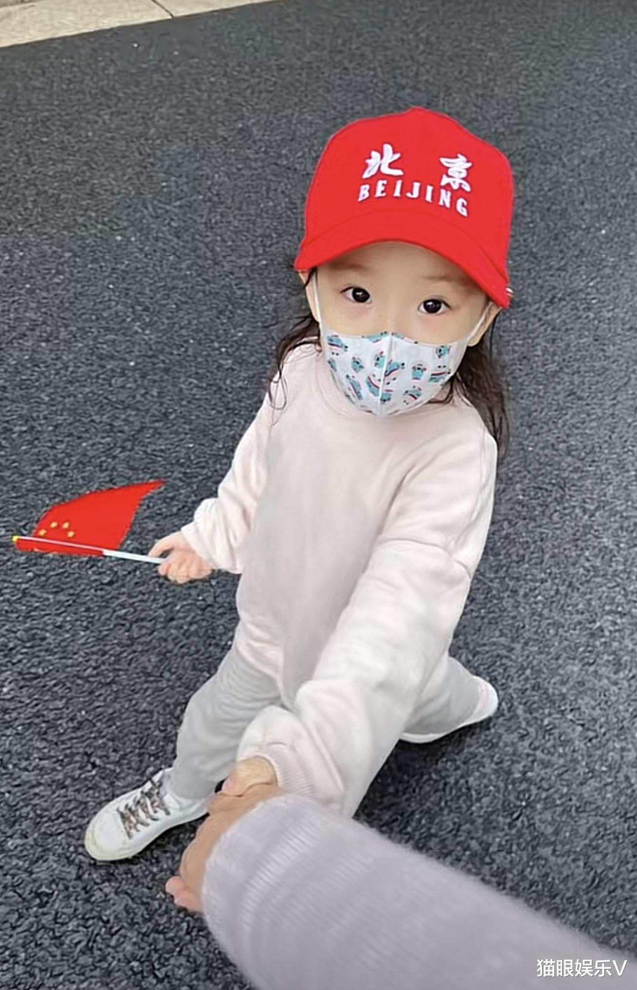 夏洛特烦恼|40岁“秋雅”晒女儿照片，4岁女儿像妈妈颜值高，富豪老公未露面