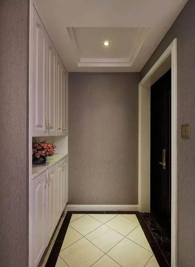 老丈人帮忙装修的婚房，一进门就被玄关鞋柜美到了，满满的感动！