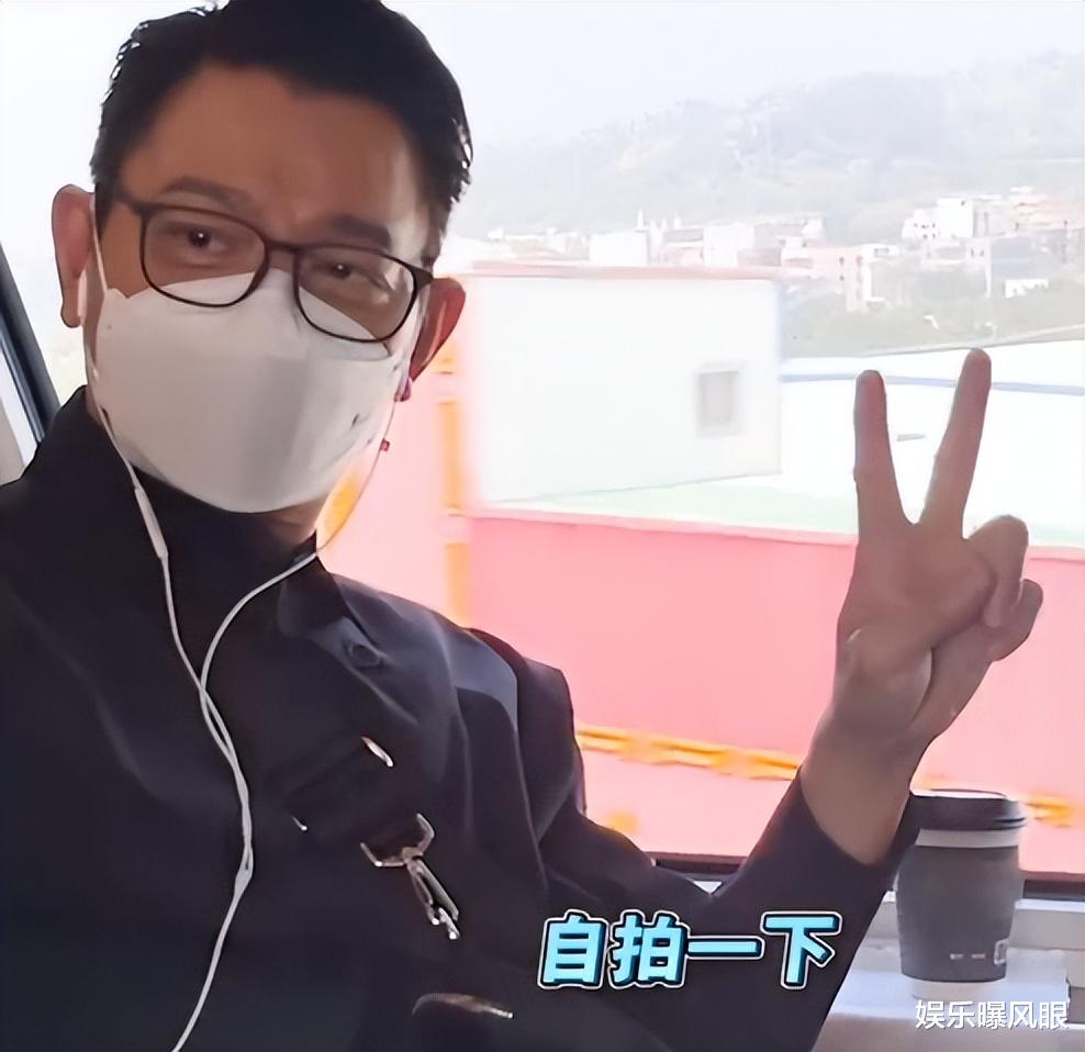 刘德华|61岁刘德华坐高铁！自己背包无保镖开路，网友：换小鲜肉10个起步