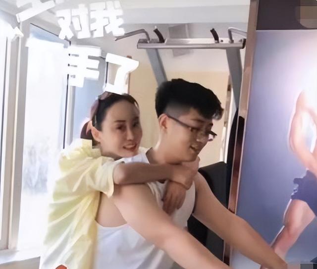 纪实:25岁年轻男子爱上妈妈的闺蜜,网友:阿姨肤白貌美