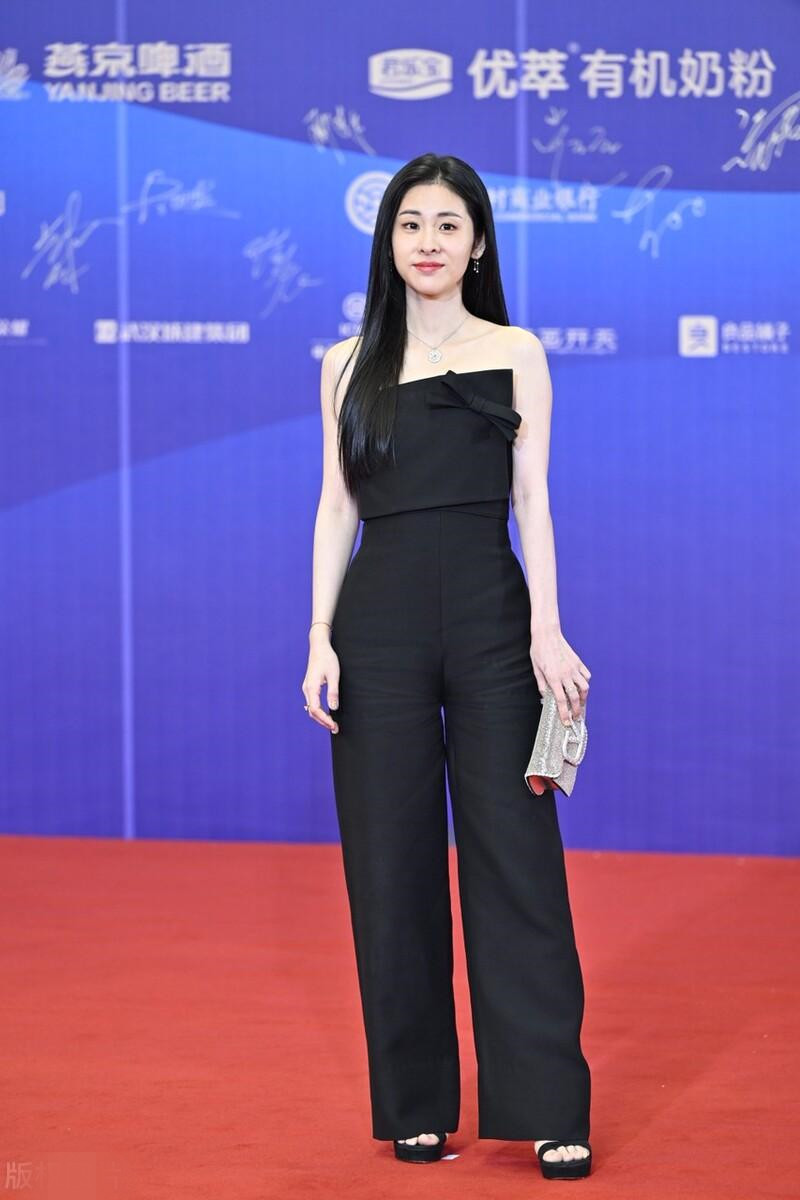 张小斐|百花奖红毯:谭卓高贵张小斐穿跆拳道服拉垮颜值 徐娇关晓彤撞衫有人黑脸失体面