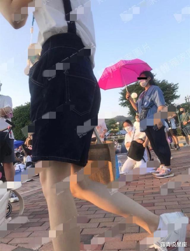 刘德华|刘德华妻女游迪士尼，朱丽倩发福难认两鬓白发，10岁女儿个高像爸