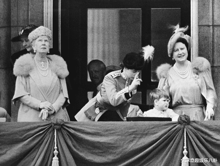 英国女王禁止哈里王子和孙媳登上王室阳台，4岁曾孙扮鬼脸抢风头