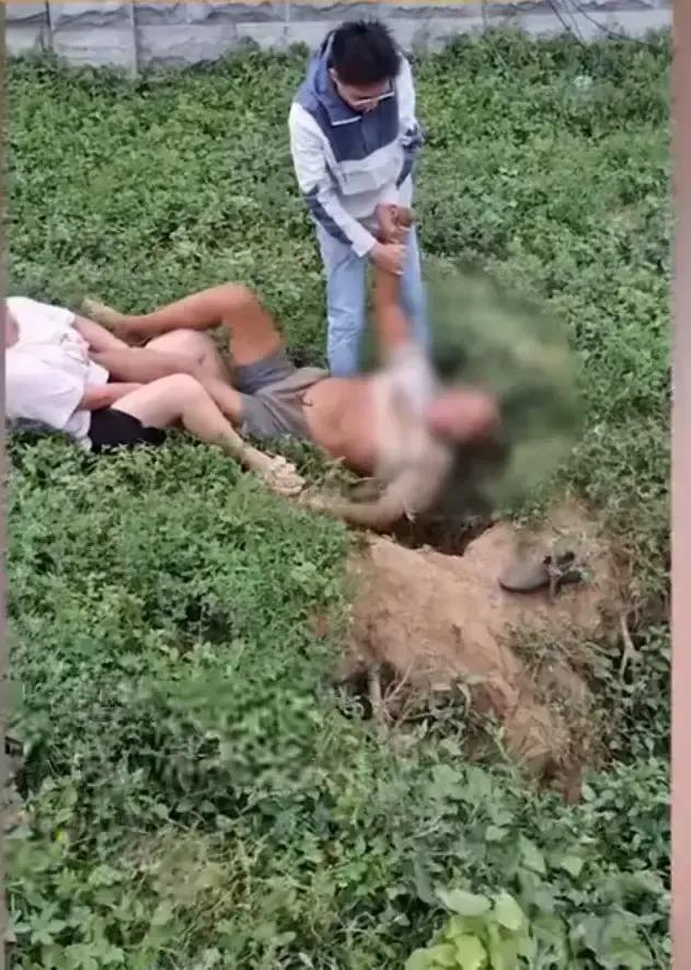 河南:地上出现两只脚,姐弟从草地上拔出一个人,网友:碰到好人