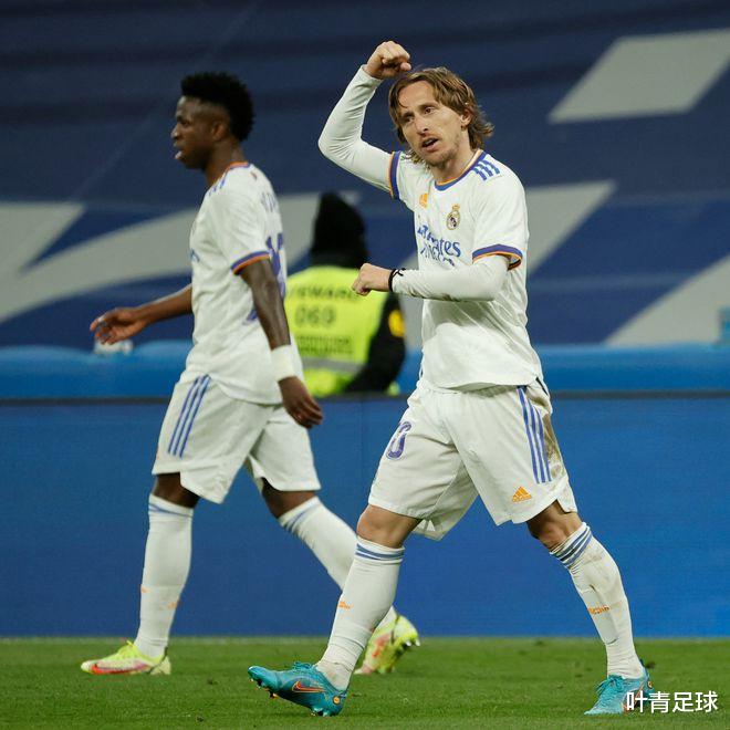 皇家马德里|2脚世界波，0-1到4-1，皇马翻盘：甩巴萨18分，5万人沸腾了