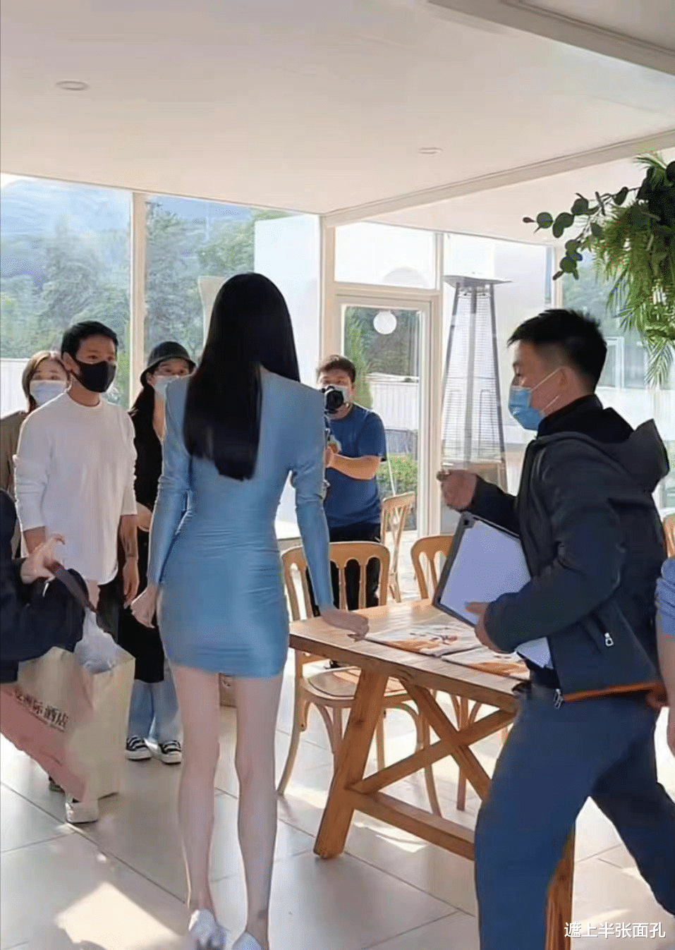 |唐嫣直播引热议,前脚否认复工后脚就出来做直播,一双长腿抢镜