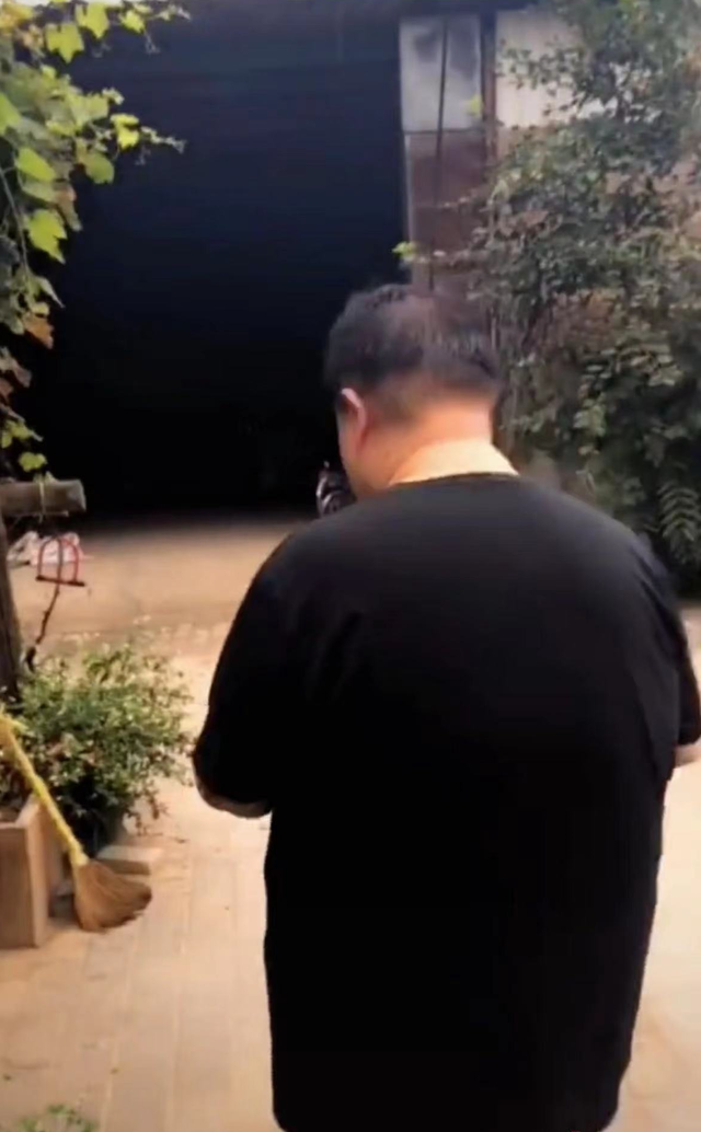 于谦|53岁于谦在农村居住，和孙越搭伙做饭用盆装肉，穿着朴素院落简陋