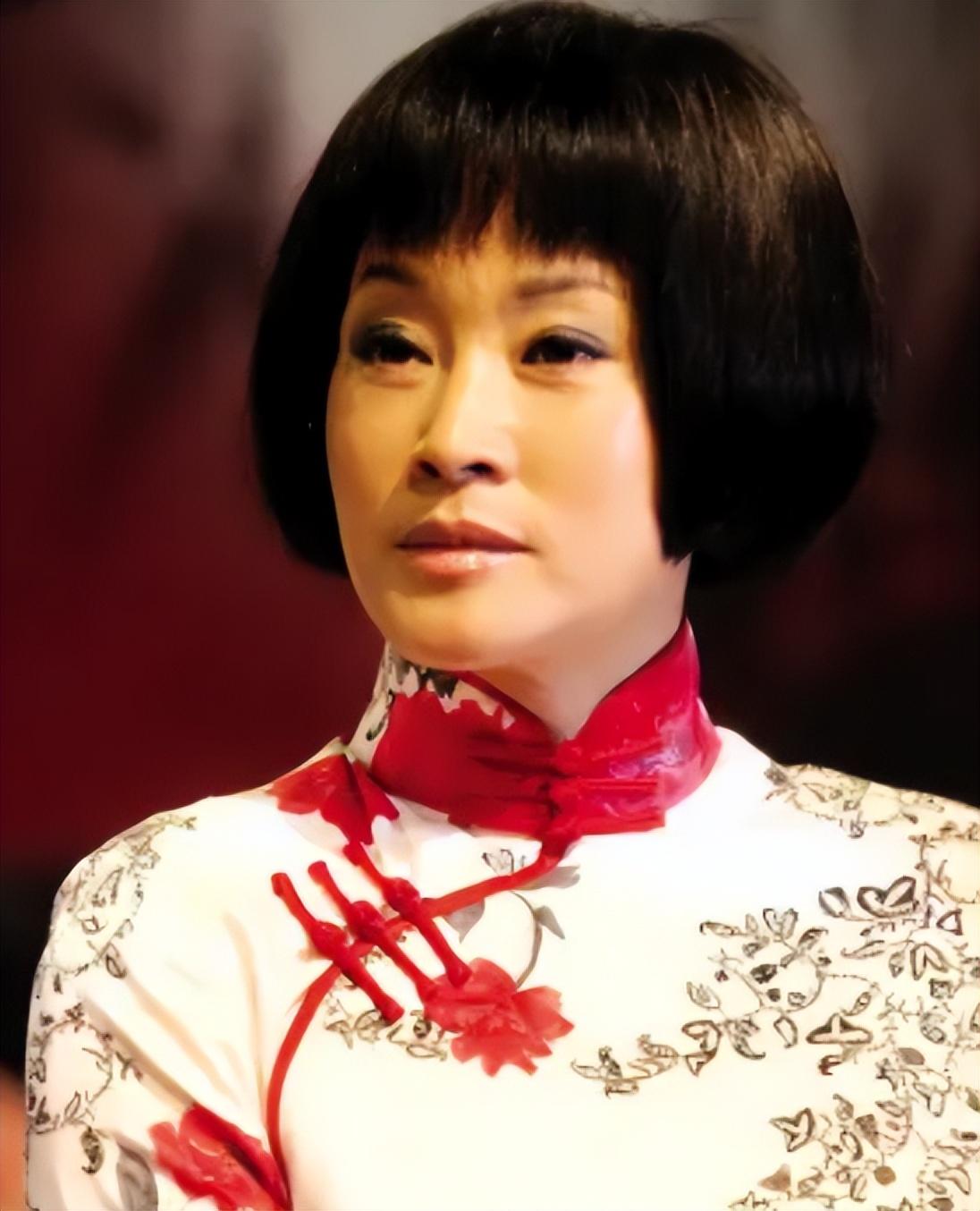 章子怡|这7位女星别再“强行扮嫩”了，脸上褶子藏不住，61岁还在演少女