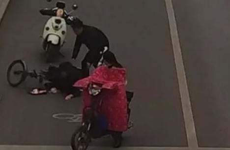 2013年河南大爷骑车摔倒,手术后突然身亡,女儿在骨灰中发现蹊跷