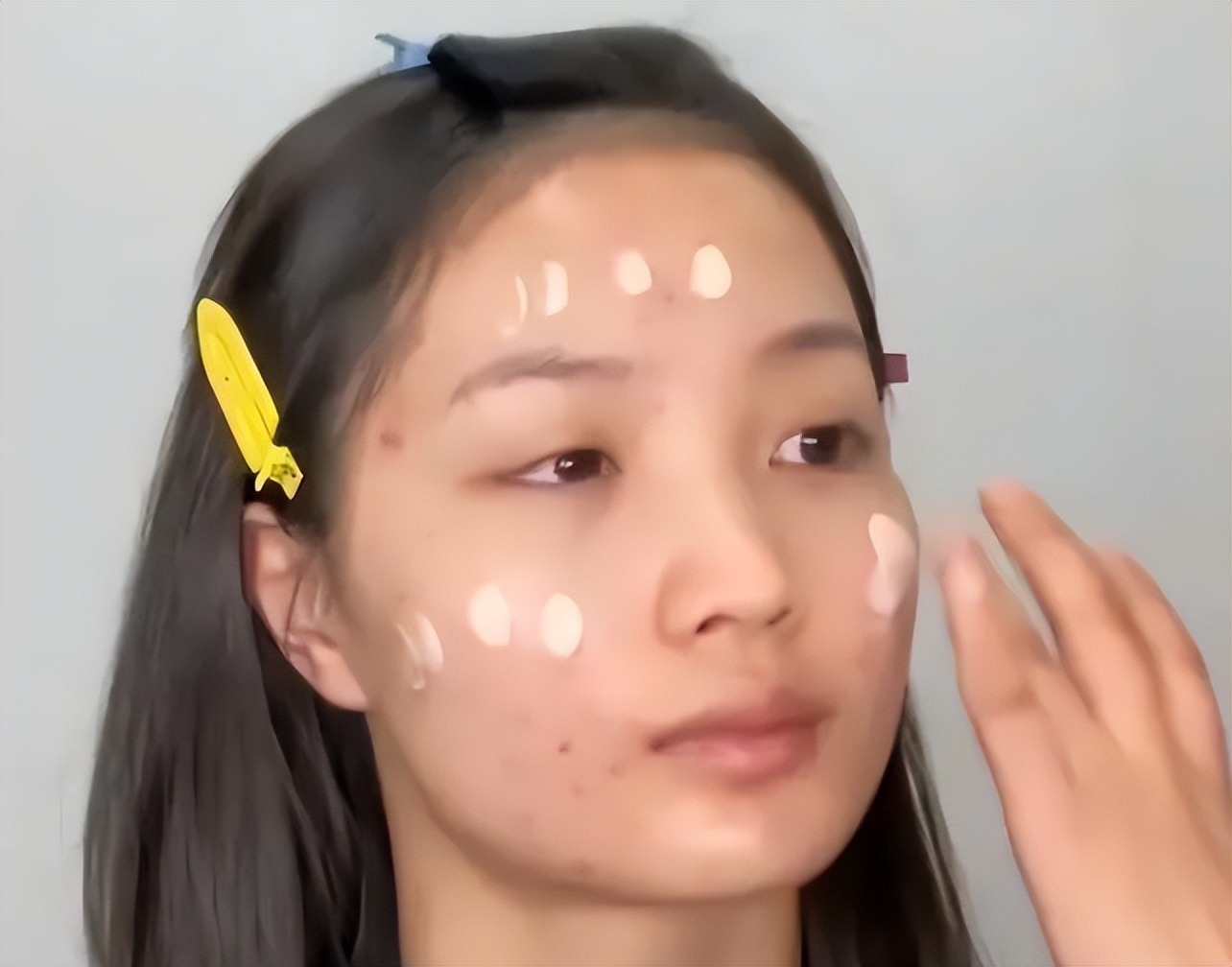 买超|北电邵晴无惧“小三”传闻，大方陪买超吃饭，素颜照流出遭吐槽