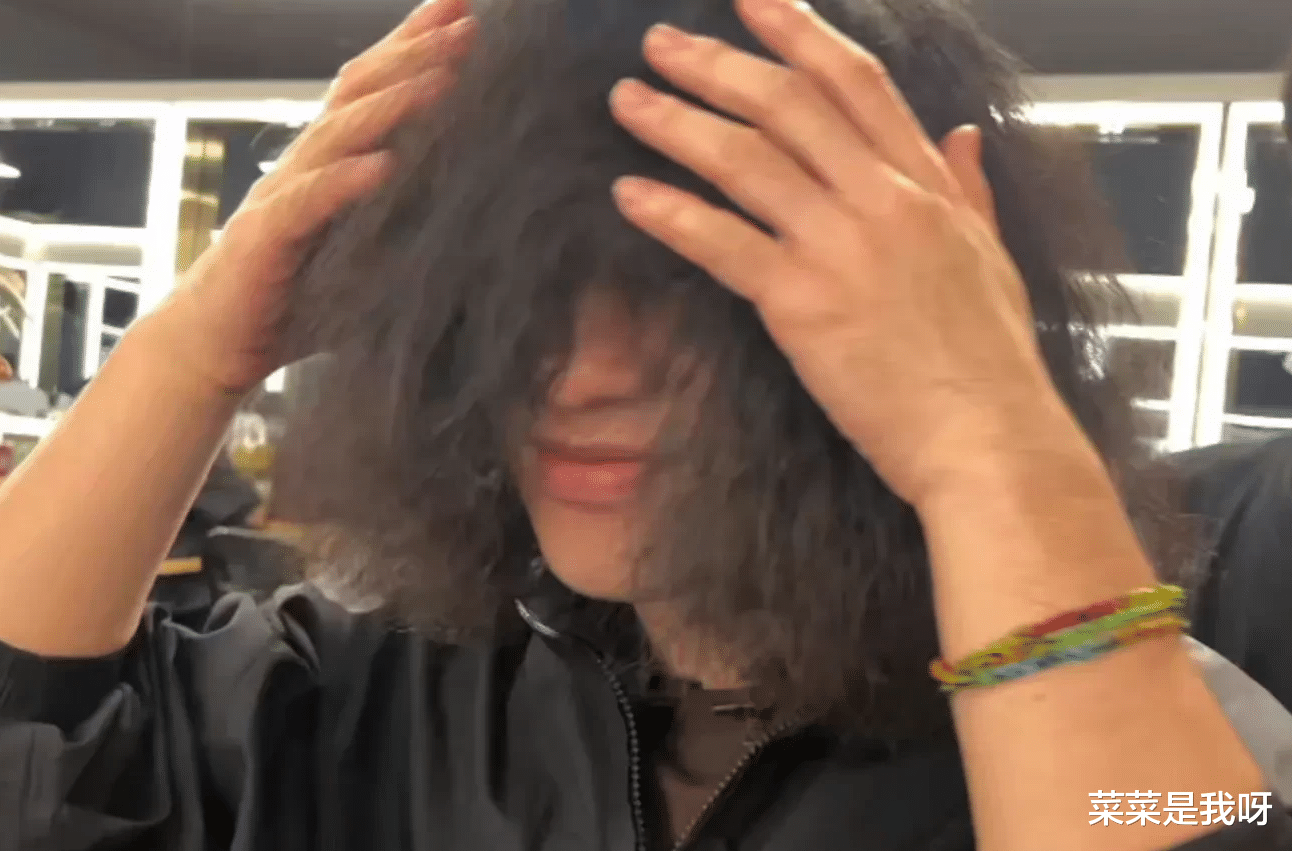 曾比特 曾比特看着镜子中的自己，有点尴尬地说：“这个发型很有趣啊，我这辈子都没有玩过。”