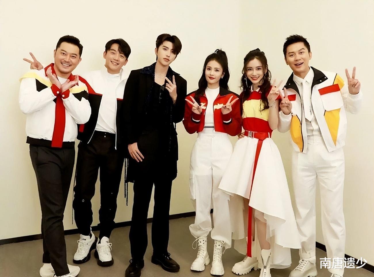 |网曝三大卫视跨年拟邀阵容，荔枝台唱将扎堆，蓝莓台都是熟面孔