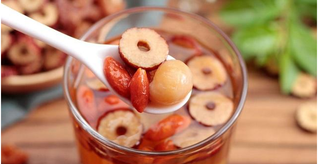 失眠|失眠的人别愁，睡前用“它”泡水喝，补血安神，一整晚睡得香