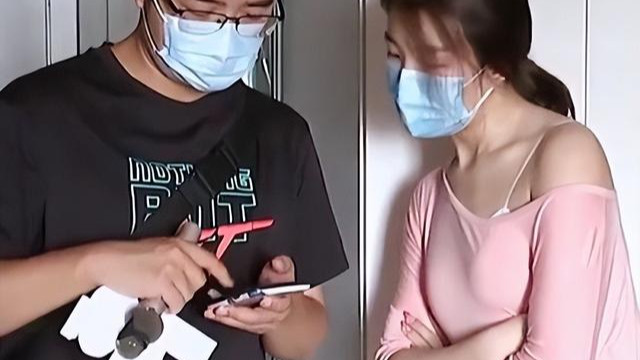 独居美女空调坏了，师傅上门5次也没修好，女子：出事你负责吗？