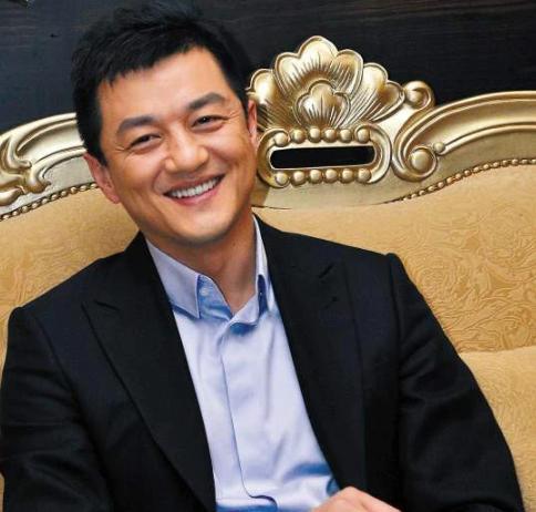 李亚鹏|李亚鹏与妻子当众搂腰太甜蜜,仪式感过头被骂太装:怪不得李嫣烦