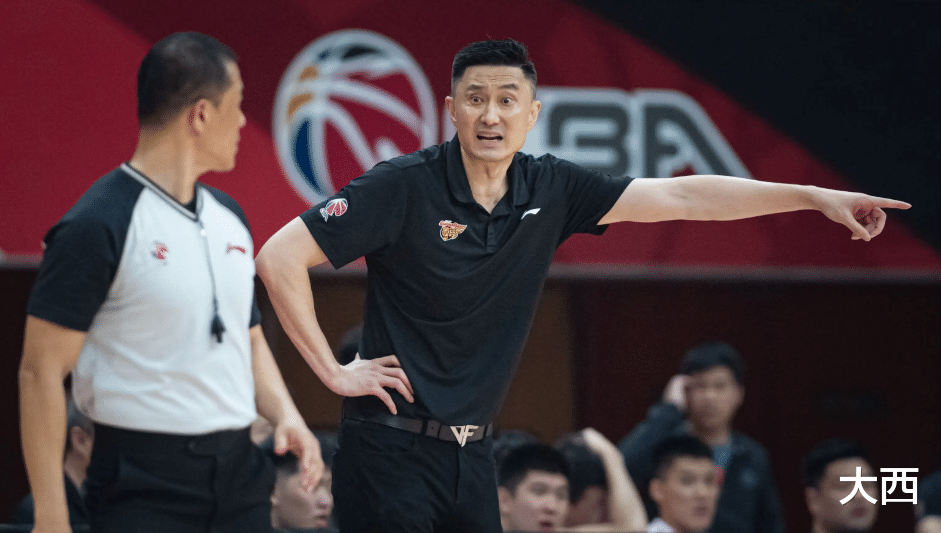 广东男篮|广东是CBA的11冠王，那队史退役了几件球衣呢？仅3大神荣膺