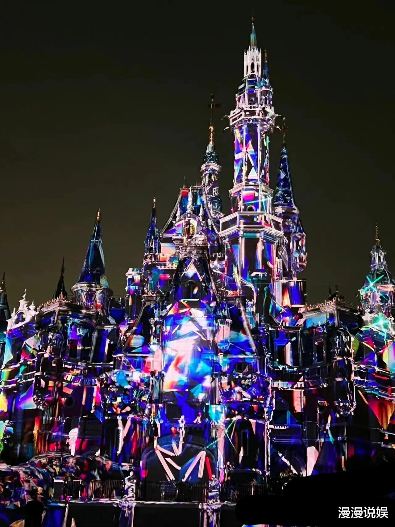 伊能静|伊能静国庆节带女儿游玩迪士尼，小米粒单凭一张照片就知道家教好