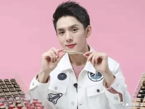 保剑锋|46岁保剑锋直播首秀，脸部僵硬眼袋抢镜，过气演员为何扎堆带货？