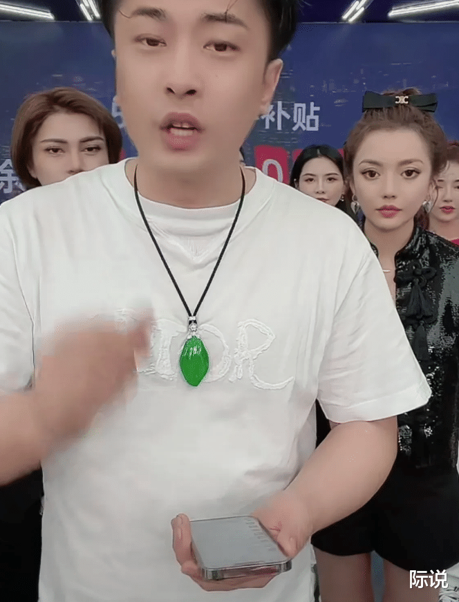 |辛巴鞠躬宣布 ，暂时退网 ，未来很长时间不会直播！