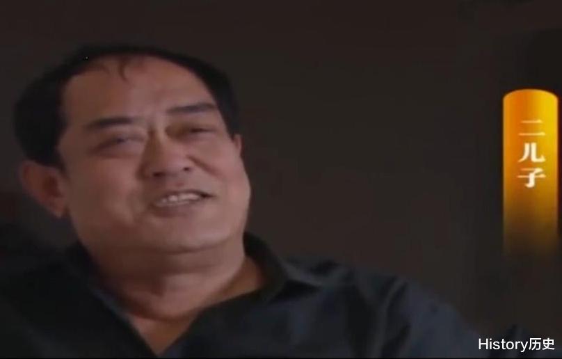 2010年,老人在孙子大婚日系红腰带跳楼,孙子:隔一天死不行吗?