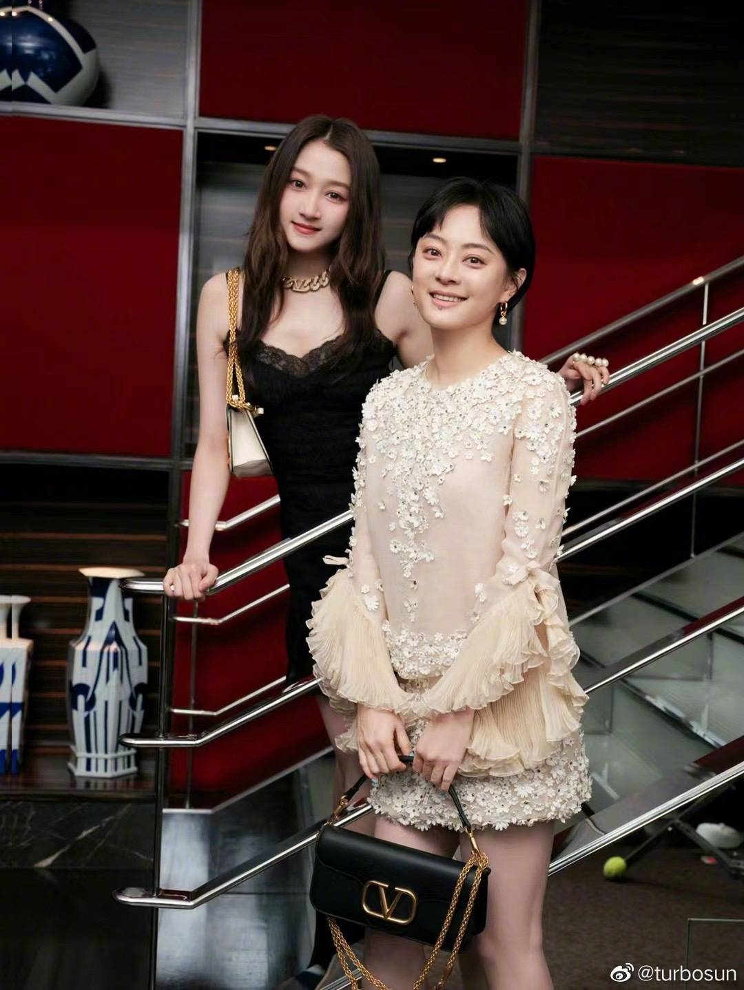 孙俪|孙俪晒与关晓彤时隔18年的合照，还原了当年的拍照姿势，好有爱