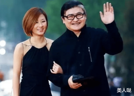美甲 刘欢女儿“整容式”长大！31岁女儿穿挂脖小黑裙窈窕又优雅，锁骨纹身野性十足太抢镜