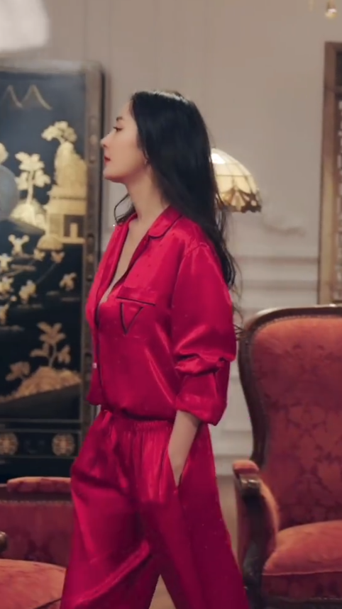 杨幂|杨幂维密时尚大片出炉，穿着火辣性感大秀事业线，魔鬼身材引夸赞