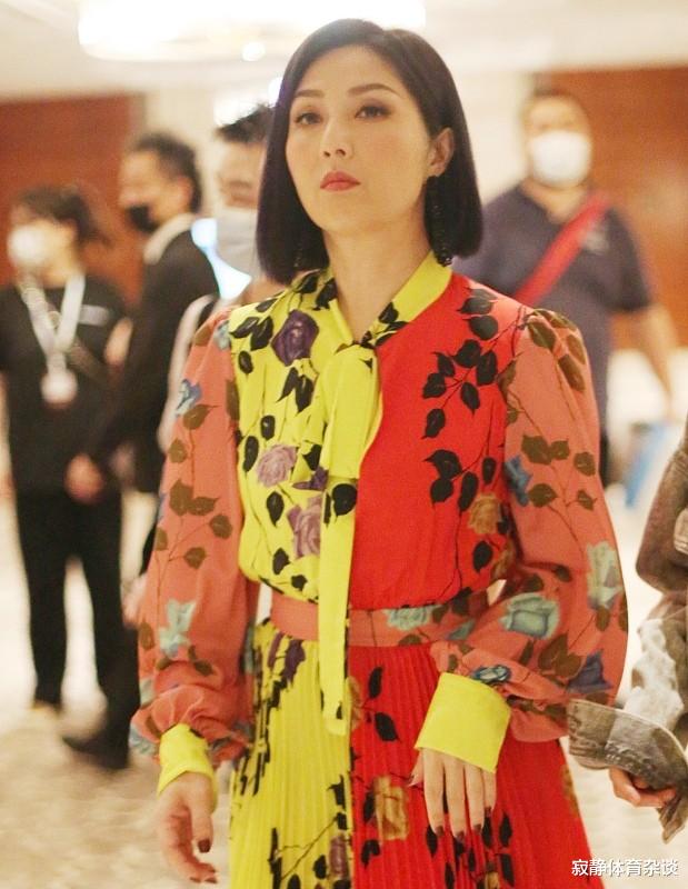 裙装 杨千嬅玩“彩色大杂烩”，穿多拼接裙挺亮眼，配短发造型还有点酷