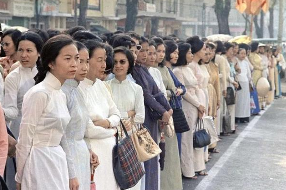 1991年,退伍军人成立“越南妇女公司”,一个偶然想法让他走向灭亡
