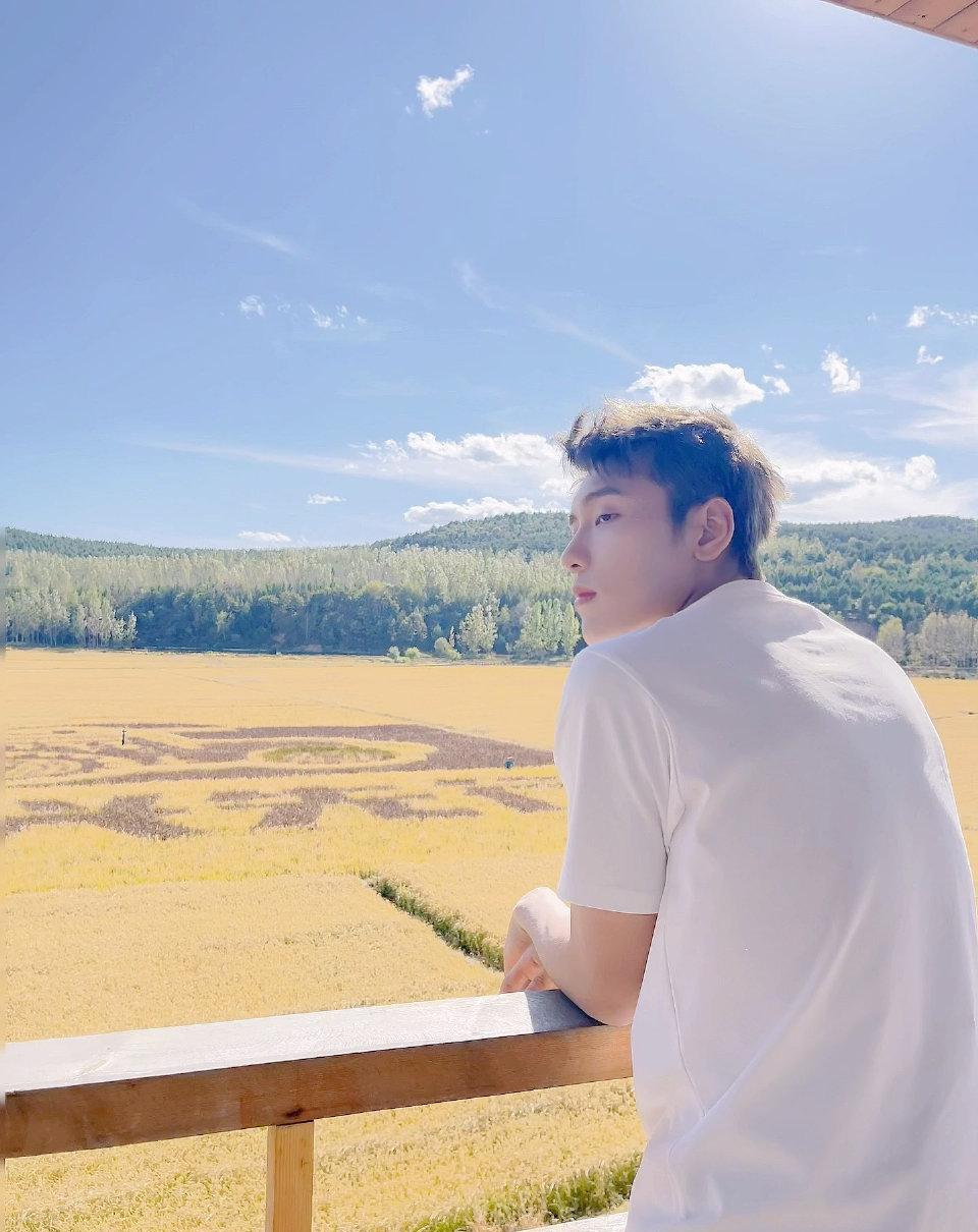 王子异|王子异被夺舍了?综艺照片大变脸,工作室晒live图被嘲一脸硅胶感