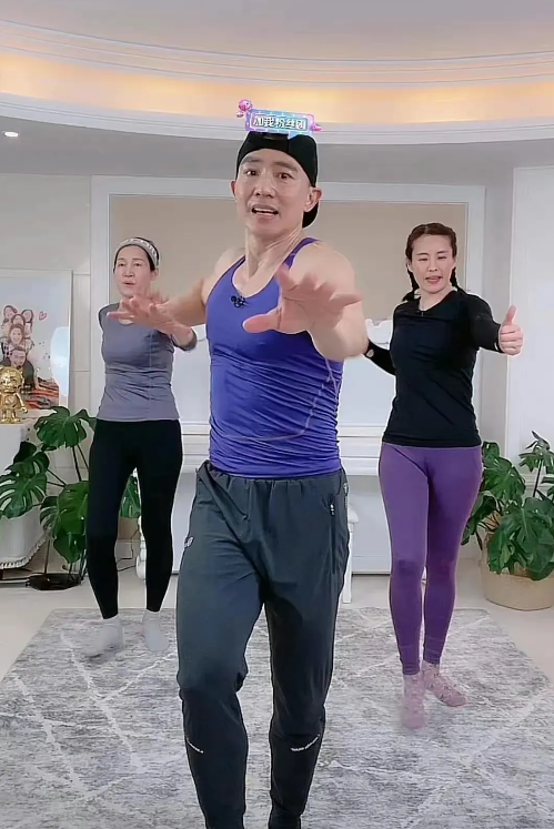 刘畊宏|刘畊宏不带货也能赚翻：秦奋1分钟刷82个嘉年华，豪横！