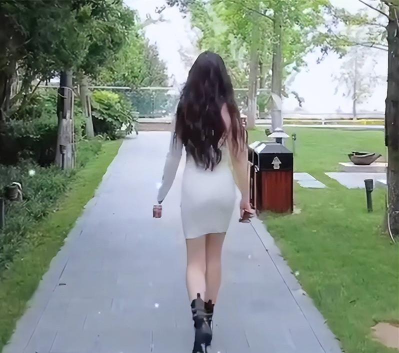 姐姐|娱乐圈最强打工人，神仙姐姐开跑车兜风，身穿包臀裙又美又酷