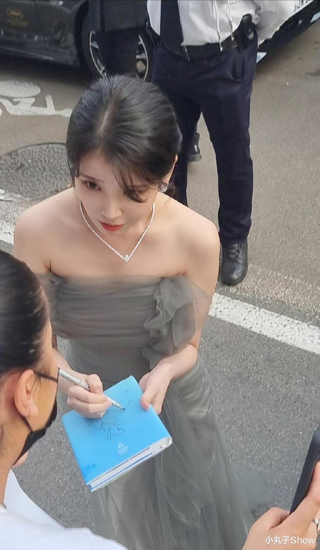 李智恩 美翻了！IU李知恩唯美纱裙走红毯，白皙肌肤毫无瑕疵，生图太能打