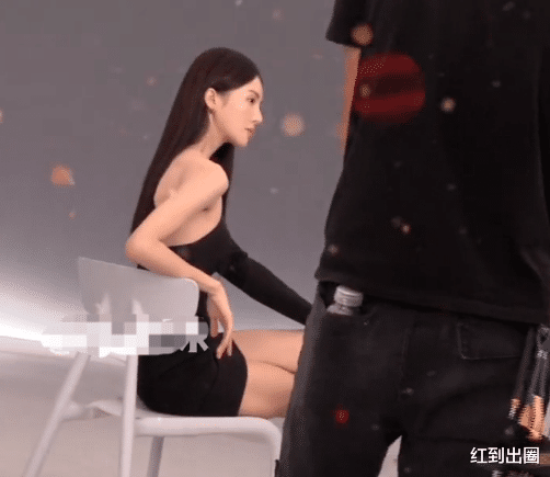 |31岁金晨拍广告瘦成纸片人！穿紧身裙曲线突出，一双长腿又白又细