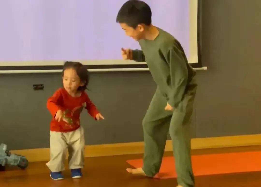 应采儿|应采儿晒母子三人合照，Jasper长高不少，HOHO嘟嘴卖萌像小女孩