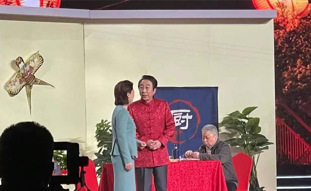 辽宁卫视春节联欢晚会|64岁冯巩一家庆小年! 给汽车铲雪闹乌龙, 送徒弟贾玲上春晚自己缺席5年去干啥了?