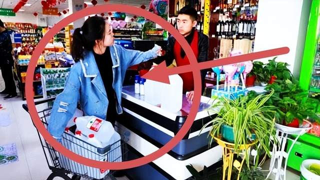 青岛女子采购茅台办酒席，竟无人到场随礼，邻居：出嫁8次为捞财