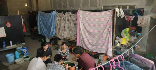 男女混住工地不会尴尬吗?过来人:尴尬啥?其实也有好处