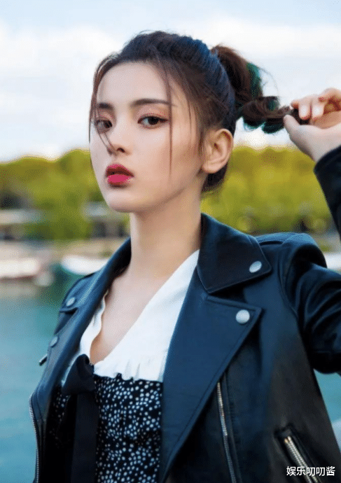 杨超越|杨超越反侦察追拍狗仔,吓到对方落荒而逃,网友:演个女间谍吧