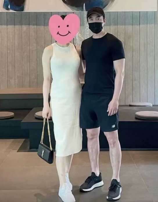 赖弘国|晒与儿子握手照并甜蜜表白爱妻,阿娇前夫赖弘国官宣当爸喜讯