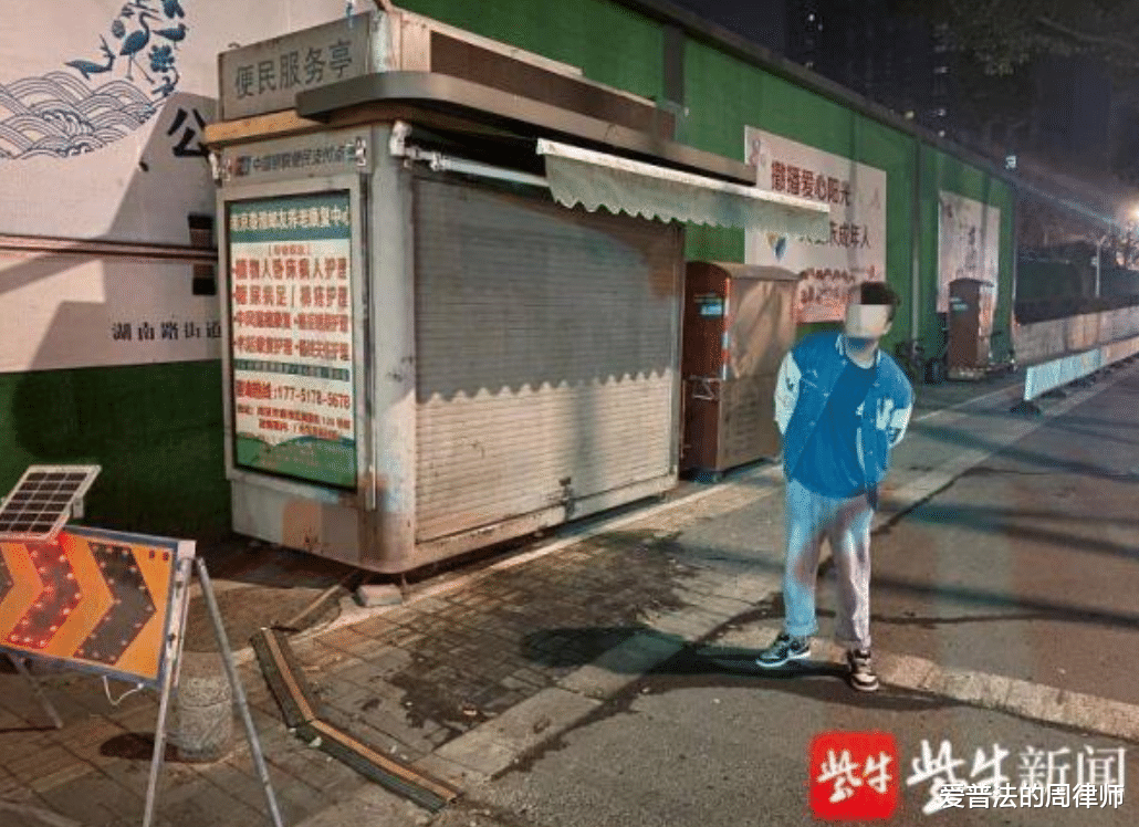 3名男子以买烟为由抢了两条香烟,还没来得及享用,就被警察逮住