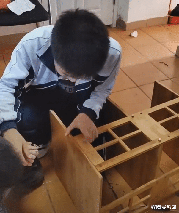 孙悦|时隔14年的合影！孙悦与孙卓相见，弟弟孙辉弹琴唱歌嗨唱全场