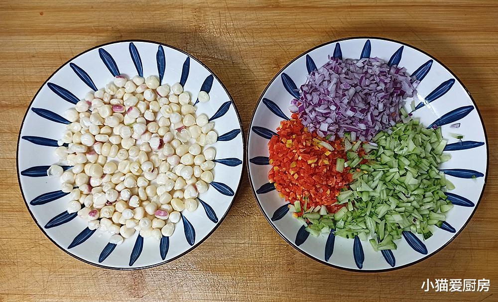 蔬菜 把新鲜的蔬菜和1块鸡胸肉做成早餐饼，营养丰富又低卡，特别好吃