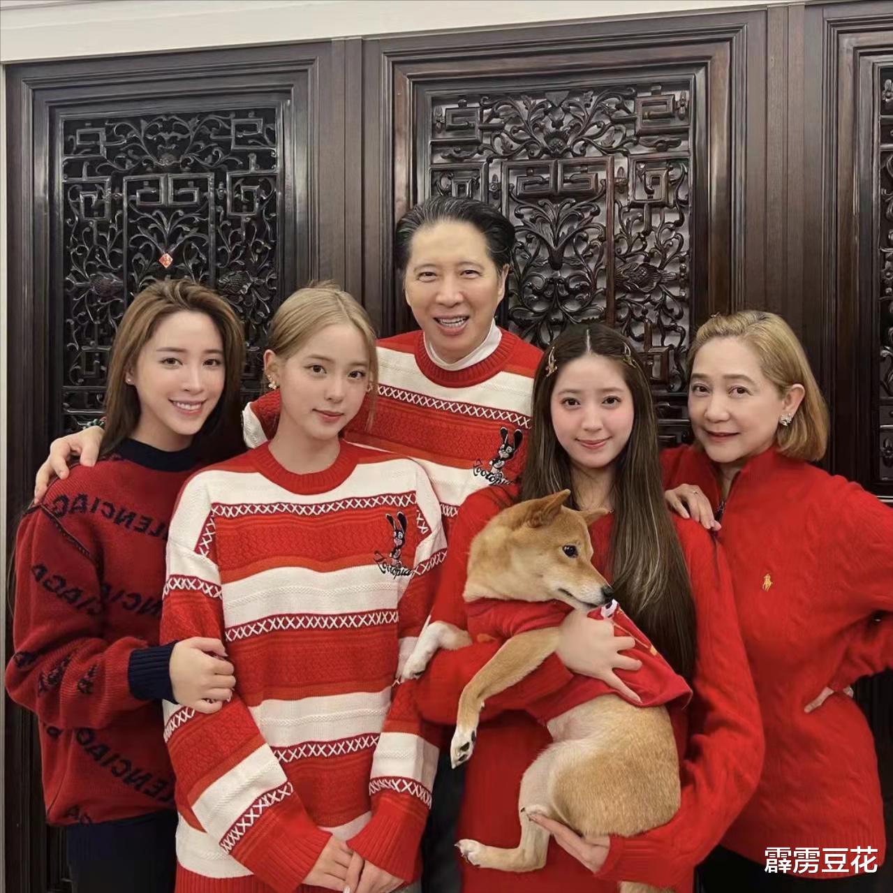 欧阳娜娜|欧阳娜娜晒一家五口过年新衣,三姐妹衣服区别大,爸爸被指偏心