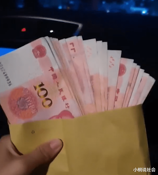 广东:00后女生因男朋友拿不出1万8彩礼,遭家人反对后执意在一起