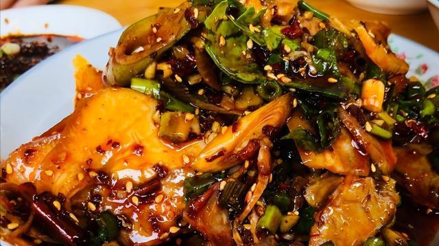 古镇|四川小伙带女朋友出游，在千年古镇上点了2荤1素，姑娘说了2个字