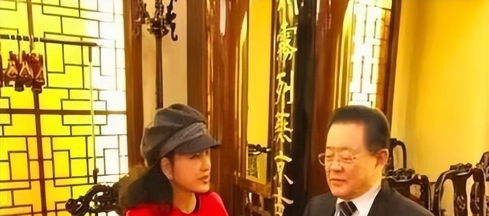 刘晓庆|刘晓庆携丈夫家庭聚会，穿卡通卫衣扮小姑娘，四婚富豪丈夫受追捧