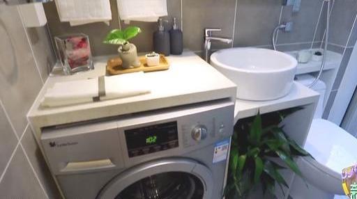 6人蜗居400万“棺材房”,儿媳与公公睡一屋,毫无隐私