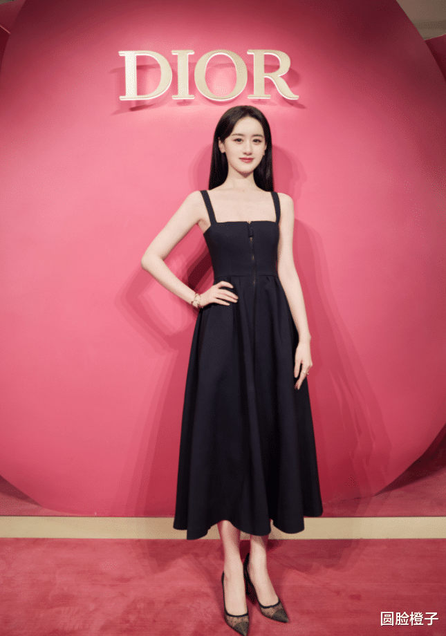 染发 袁冰妍穿粉色太可爱了，手拿相机大玩自拍，笑容甜美宛如精灵