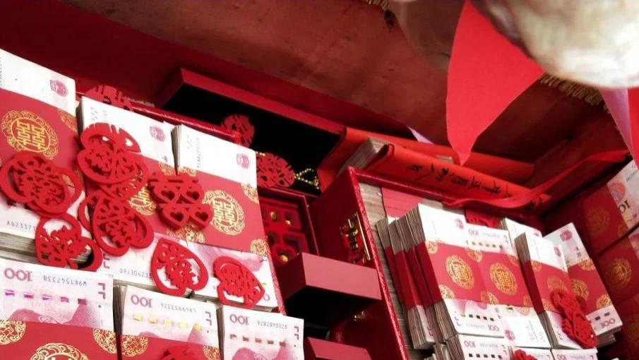 已婚男子和自己公司职员恋爱，两年的时间给女子转了239万元，其中80万还是彩礼转给女子的继